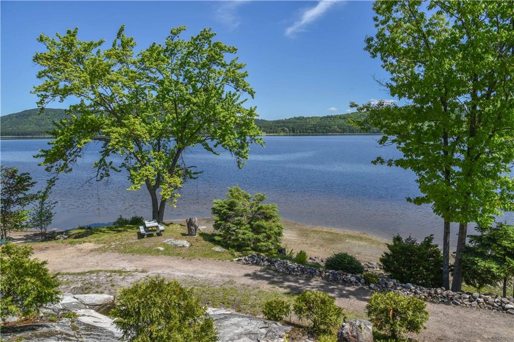 BugMeAnytime's tweet image. 529 Balmer Bay is open for showings 😍Executive Waterfront Bungalow with over 509 ft of waterfront frontage on the Majestic Ottawa River.🌊 Contact me today for a showing! 📲613-639-8045
#waterfront #ottawariver #remax #realtor