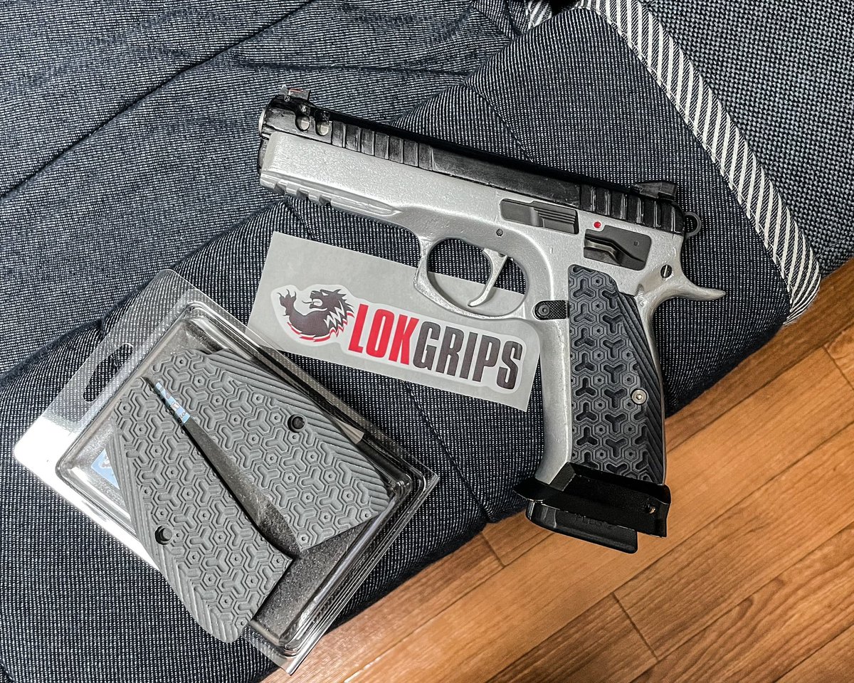 janedoe_cz75's tweet photo. LOKGRIPS matrix柄同じソリッドグレー追加購入‼️1個はカボ8cz75用マグウェル併用出来る様に加工した🤣❤️
#cz #czusa #czub #Českázbrojovka #カッコいいCZ #czguns #cz75 #czsp01 #lokgrips #carbon8 #carbon8cz75 https://t.co/QlSGFbzoOO