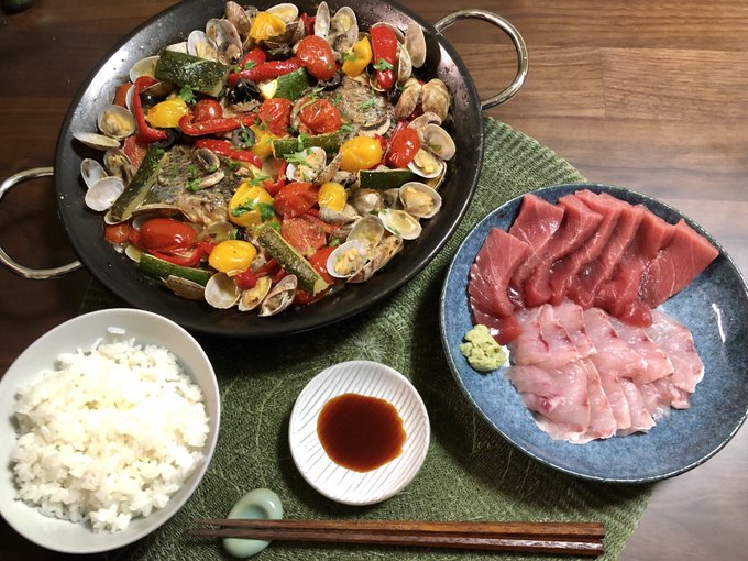 今夜は黒ムツのアクアパッツァ、中トロとノドグロの刺身。
食後にアクアパッツァの残りでパエリア的なものを。
ご馳走様でした。 