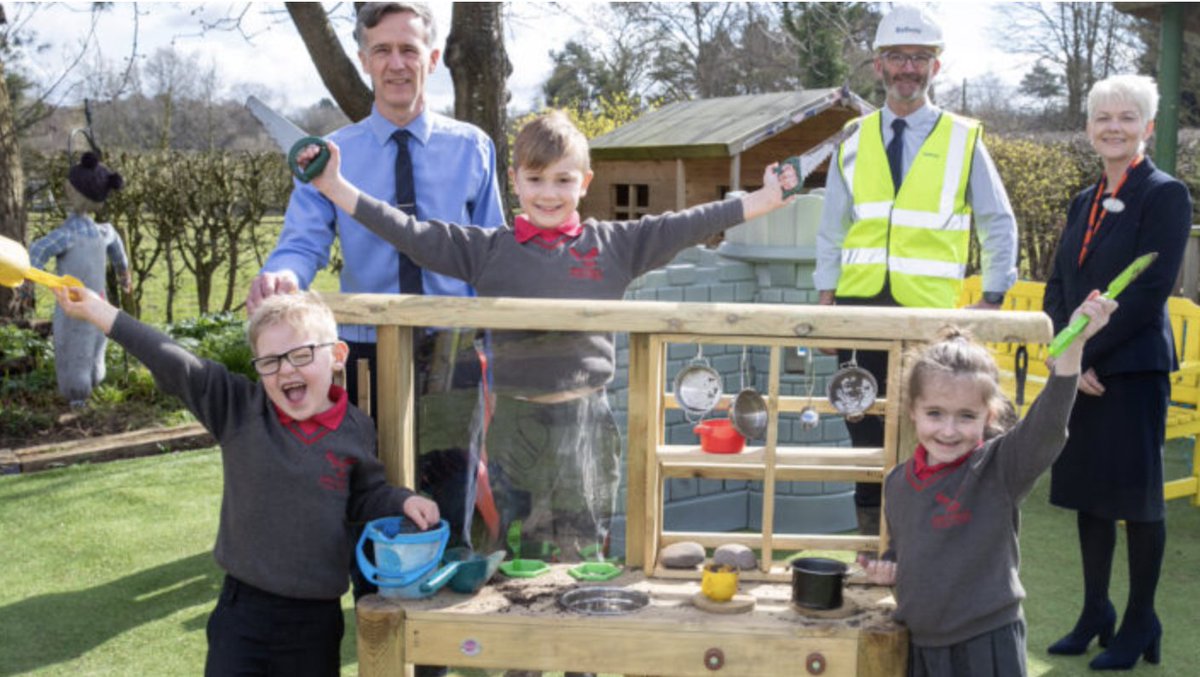 With outdoor learning increasingly important in today’s post-pandemic world, housebuilder Bellway has donated £375 to Nether Alderley Primary School to replace its mud kitchen. #education #alderleyedge #Cheshire marketingwam.co.uk/news/bellway-d…
