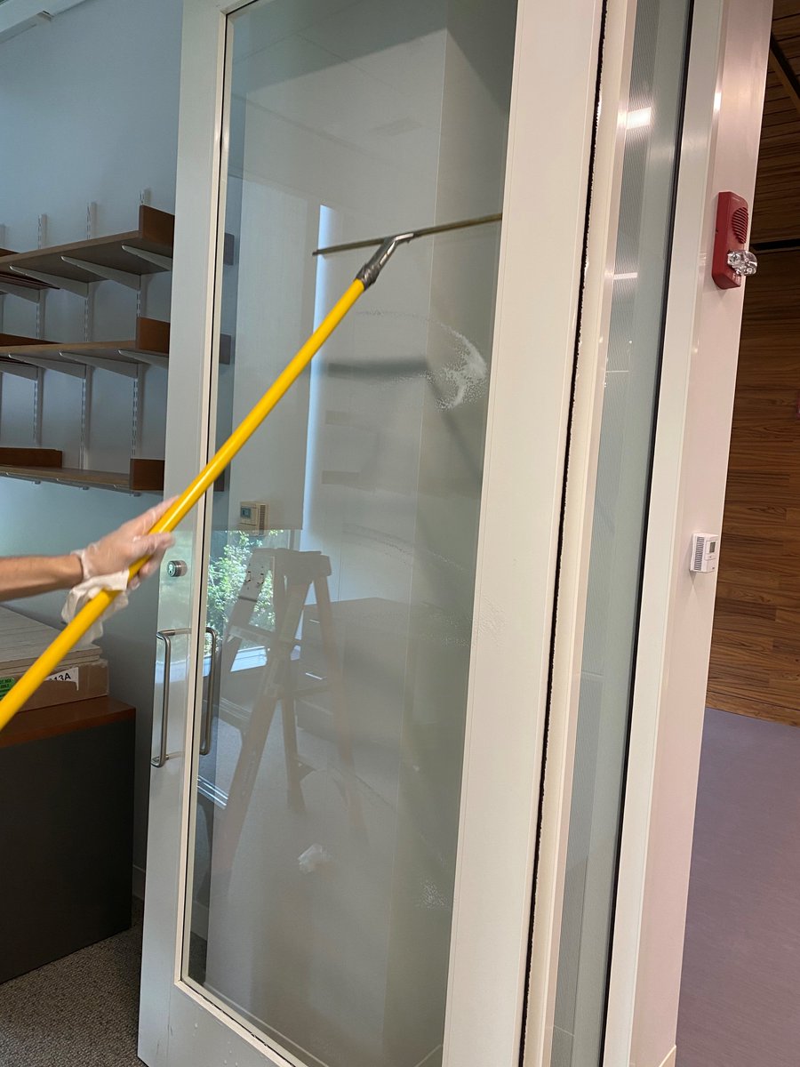 AAWindowPRODUCT's tweet photo. Installation of a new office space in Cambridge. Maneuvering 300lb glass panes proved to be particularly challenging. #safetyqualityservice #AandA https://t.co/4UXmZntEcO