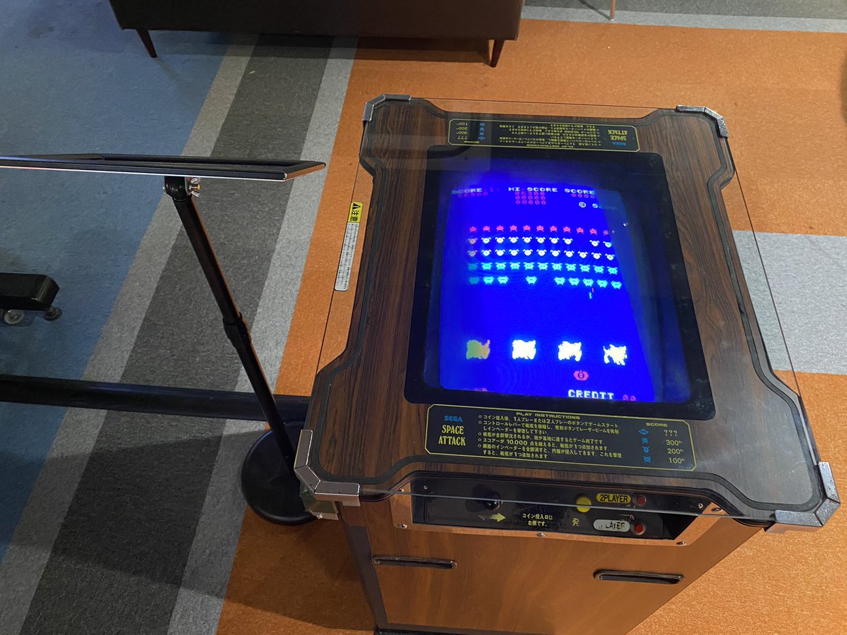Ritakano's tweet photo. If you play these on PC or phone, I think it’s boring. But if you play on original cabinet, it’s totally different. #StarWars is consist of just lines and dots, but you can easily imagine the scene from the movie. Played #Pong with my wife and was fun. #ATARI #SEGA #Spaceattack https://t.co/9g3smVwzcy