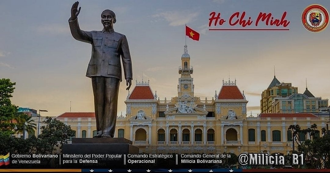 💭 '¡La ardiente sangre de nuestros heroicos predecesores está hirviendo en nuestros corazones! ¡El espíritu de lucha de la gente está creciendo ante nuestros ojos!“

Ho Chi Minh