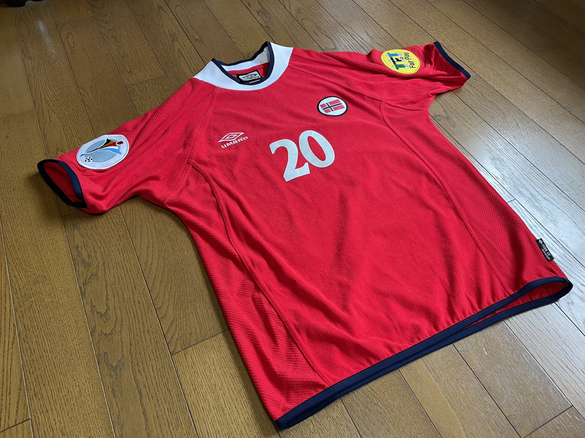 ともさん Tomosan サッカーユニフォームの世界 A Twitter ちょうど Euro やってるので00年ノルウェー代表の ユニフォームを この時代のアンブロのタオルのような肌触りが好き ユーロパッチがラバーではなく 刺繍の縫い付けなのもポイント高い