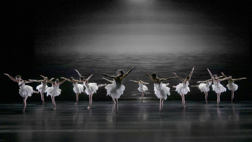 TeleramaSortir's tweet photo. #AlorsOnSort - Au Théâtre de Chaillot, “Le Lac des cygnes” apocalyptique d’Angelin Preljocaj
🩰 https://t.co/NuyU9rpoNw
Par @e_bouchez https://t.co/Q3Jc67cV6O