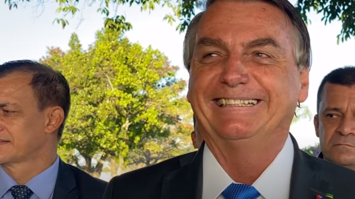 Bolsonaro ignora 500 mil mortos e faz piada: “Quem tiver Covid procure o doutor Willian Bonner”
https://t.co/qLII8Uitdn https://t.co/37hYIgkKKB