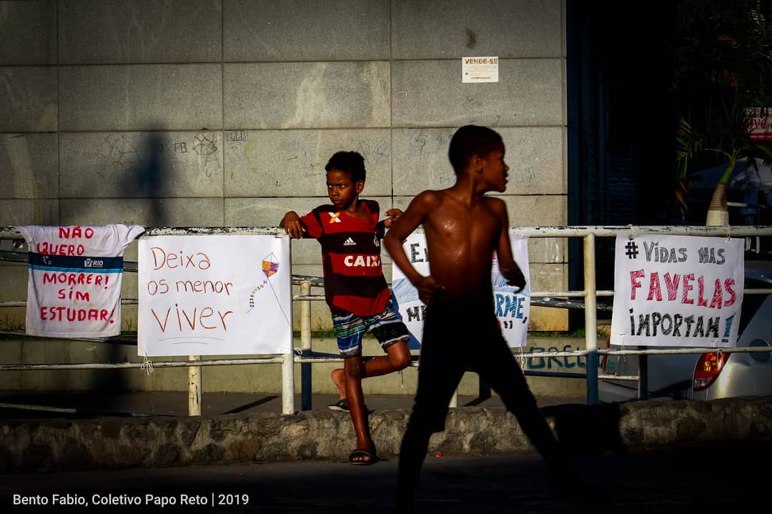 vozdacomunidade's tweet photo. Até quando as balas vão encontrar crianças e jovens nas favelas, interrompendo sonhos, destroçando vidas?  
Não estamos seguros nem dentro de casa.😢
Que consigamos ter uma semana de paz! 🙏🏿
📸 @eufbento 
#complexodoalemao #vidasnegrasimportam #paremdenosmatar #favelaquerpaz https://t.co/Cob7vSQmp2