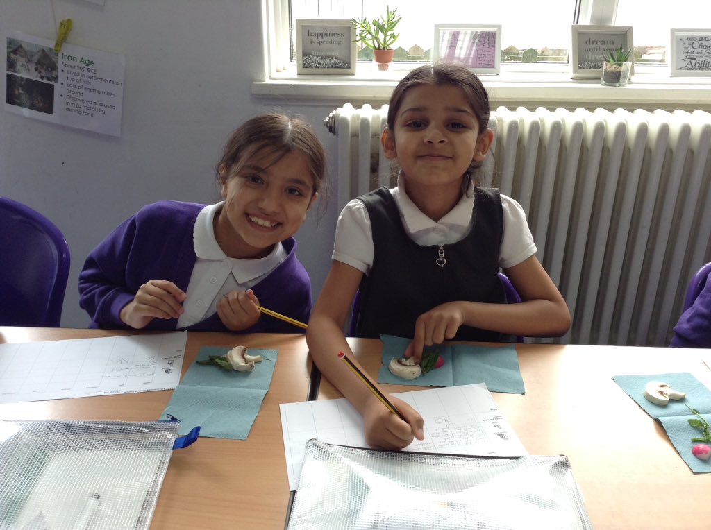 BPrimary's tweet photo. Year 3 are enjoying a tasting session,as part of our D and T topic about seasonal produce! π #inspirecreateachieve #curriculum https://t.co/J0R84T56gS