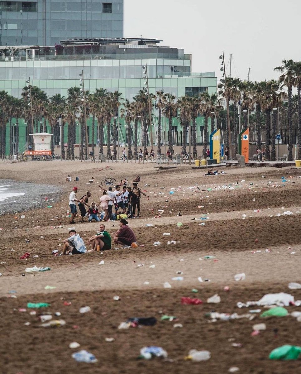 elosoblindado's tweet photo. 📢 #Degradación absoluta durante el ocio nocturno de #Barcelona en las playas de la #Barceloneta.
La #juventud necesita otro modelo y estilo de vida alejado de la #decadencia #postmoderna de borrachera y fiesta. https://t.co/vX2k0mQNvT