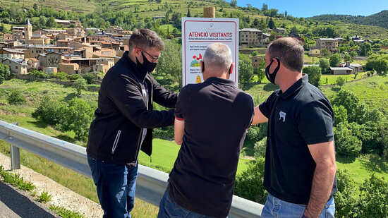 RadioSeu's tweet photo. Cartells als pobles de muntanya per conscienciar sobre la convivència entre el turisme i l'activitat agrícola i ramadera. #Pirineu #Cerdanya #Februpi 📷ACN https://t.co/oLI6HkV1OE https://t.co/cRSAjhlzkO