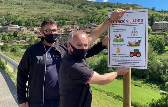 RadioSeu's tweet photo. Cartells als pobles de muntanya per conscienciar sobre la convivència entre el turisme i l'activitat agrícola i ramadera. #Pirineu #Cerdanya #Februpi 📷ACN https://t.co/oLI6HkV1OE https://t.co/cRSAjhlzkO