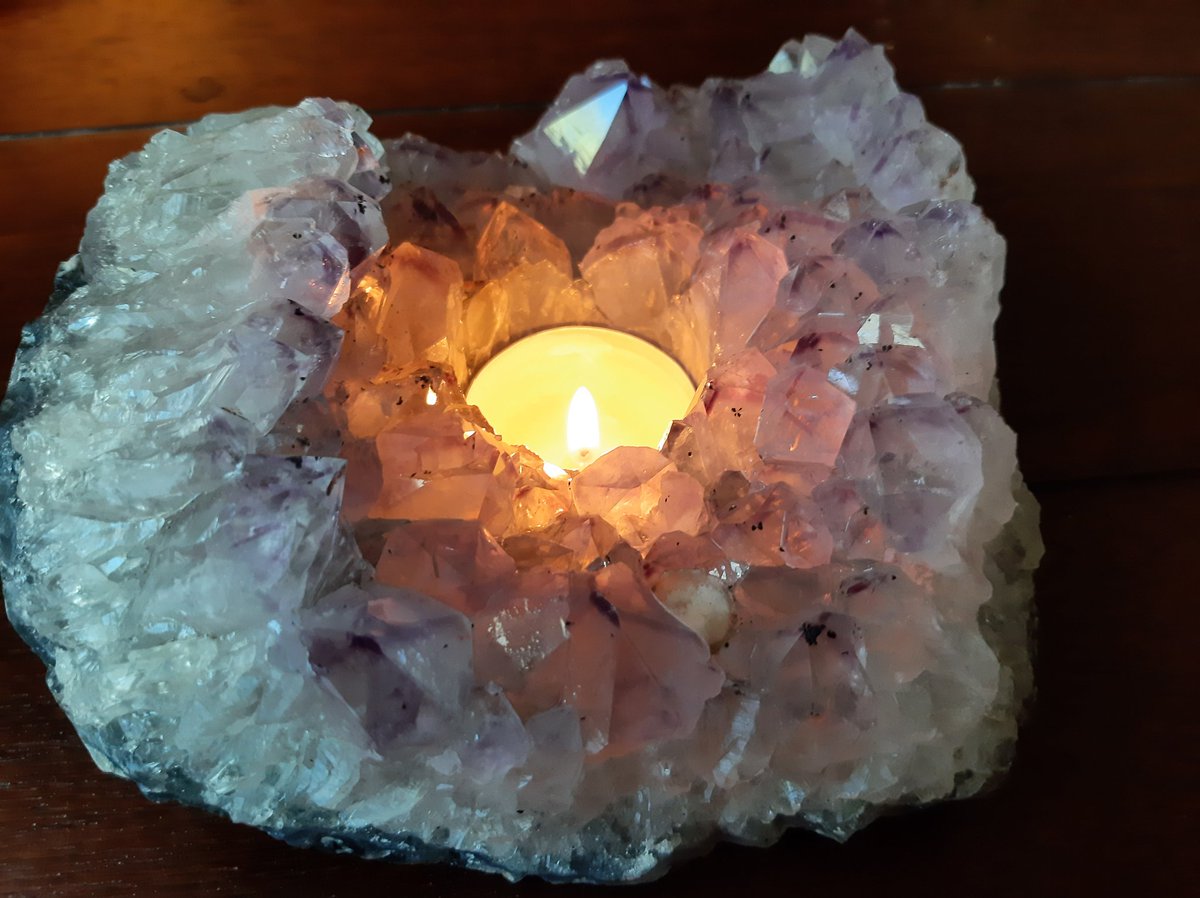 Prachtige amethyst theelicht. 
Kijk even op hollandsieradex.nl 
En.... Geen verzendkosten binnen Nederland !
#mineralen #gesteenten #mineralenbeurzen #amethyst
