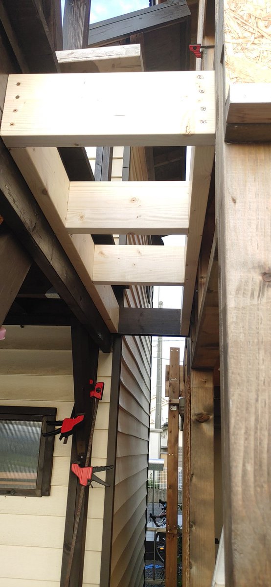 ヘタレライダー Diy垢 Diy 小屋 渡り廊下 旧小屋のデッキと作成中の小屋を繋ぐ廊下 を作成 作業中いつも跨いでデッキスペースから屋根に登って 落ちないように コケないように って考えながら跨いでました