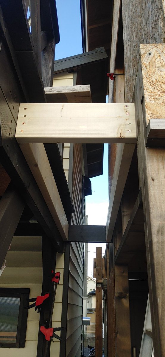ヘタレライダー Diy垢 Diy 小屋 渡り廊下 旧小屋のデッキと作成中の小屋を繋ぐ廊下 を作成 作業中いつも跨いでデッキスペースから屋根に登って 落ちないように コケないように って考えながら跨いでました