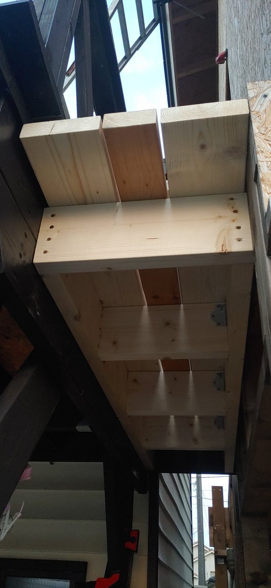 ヘタレライダー Diy垢 Diy 小屋 渡り廊下 旧小屋のデッキと作成中の小屋を繋ぐ廊下 を作成 作業中いつも跨いでデッキスペースから屋根に登って 落ちないように コケないように って考えながら跨いでました