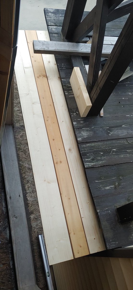 ヘタレライダー Diy垢 Diy 小屋 渡り廊下 旧小屋のデッキと作成中の小屋を繋ぐ廊下 を作成 作業中いつも跨いでデッキスペースから屋根に登って 落ちないように コケないように って考えながら跨いでました