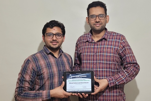 Two teams of <a href="/UWindsorENG/">UWindsor Engineering</a> students have triumphed in an industry-led, pitch-off competition for their solutions to cross-border congestion at the future <a href="/GordieHoweBrg/">Gordie Howe International Bridge</a>! Learn more about the victory in the #UWinDailyNews! 🔽
ow.ly/LNkk50FdQa1