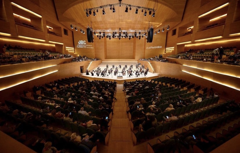 📍L'Auditori
--
Es un moderno edificio de 42.000 metros cuadrados diseñado por el arquitecto Rafael Moneo.
--
It is a modern 42,000 square meter building designed by architect Rafael Moneo.
--
#infocitybcn #barcelona #culture
--
 📸 <a href="/auditoribcn/">L'Auditori</a>
