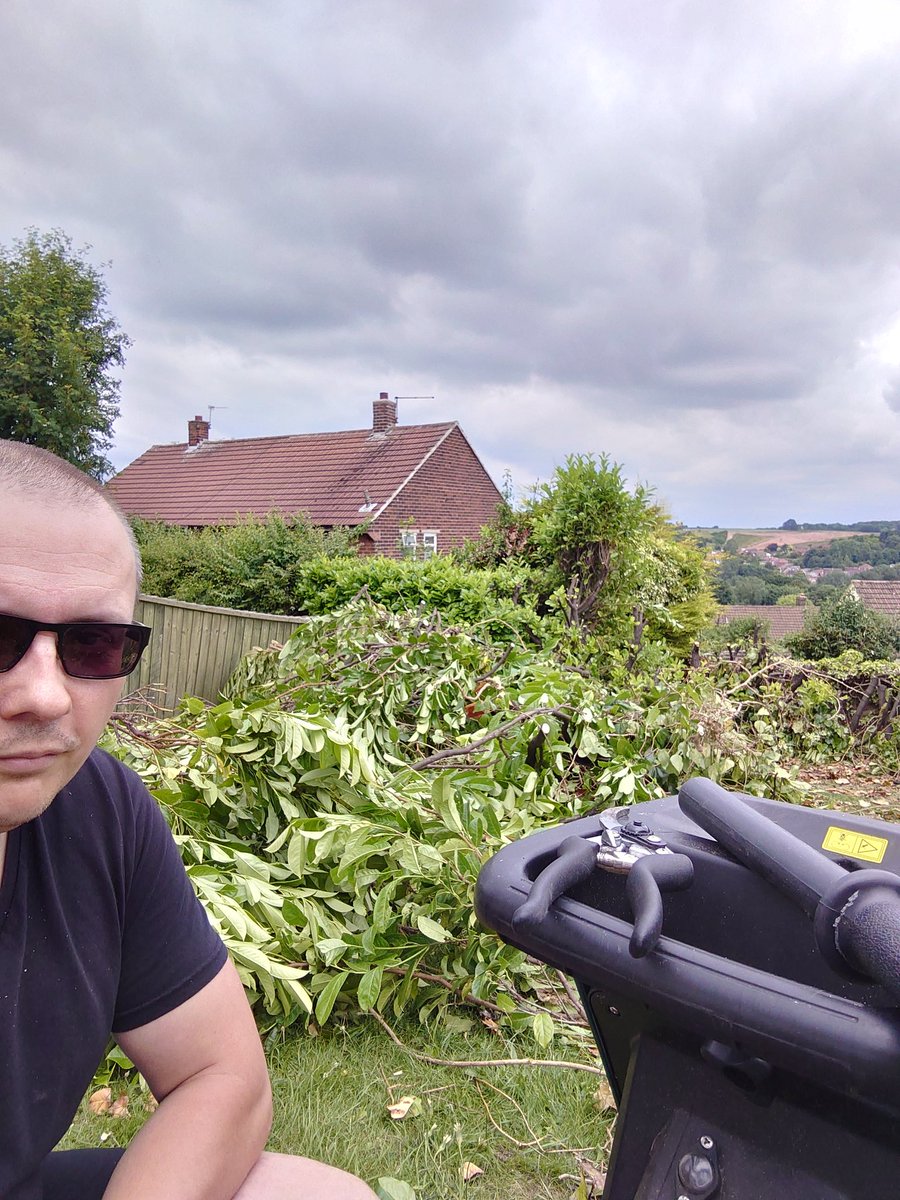 Weezleuk's tweet image. Woooooe I&apos;ve got my dirty little hands on a wood chipper. #mantools #excited