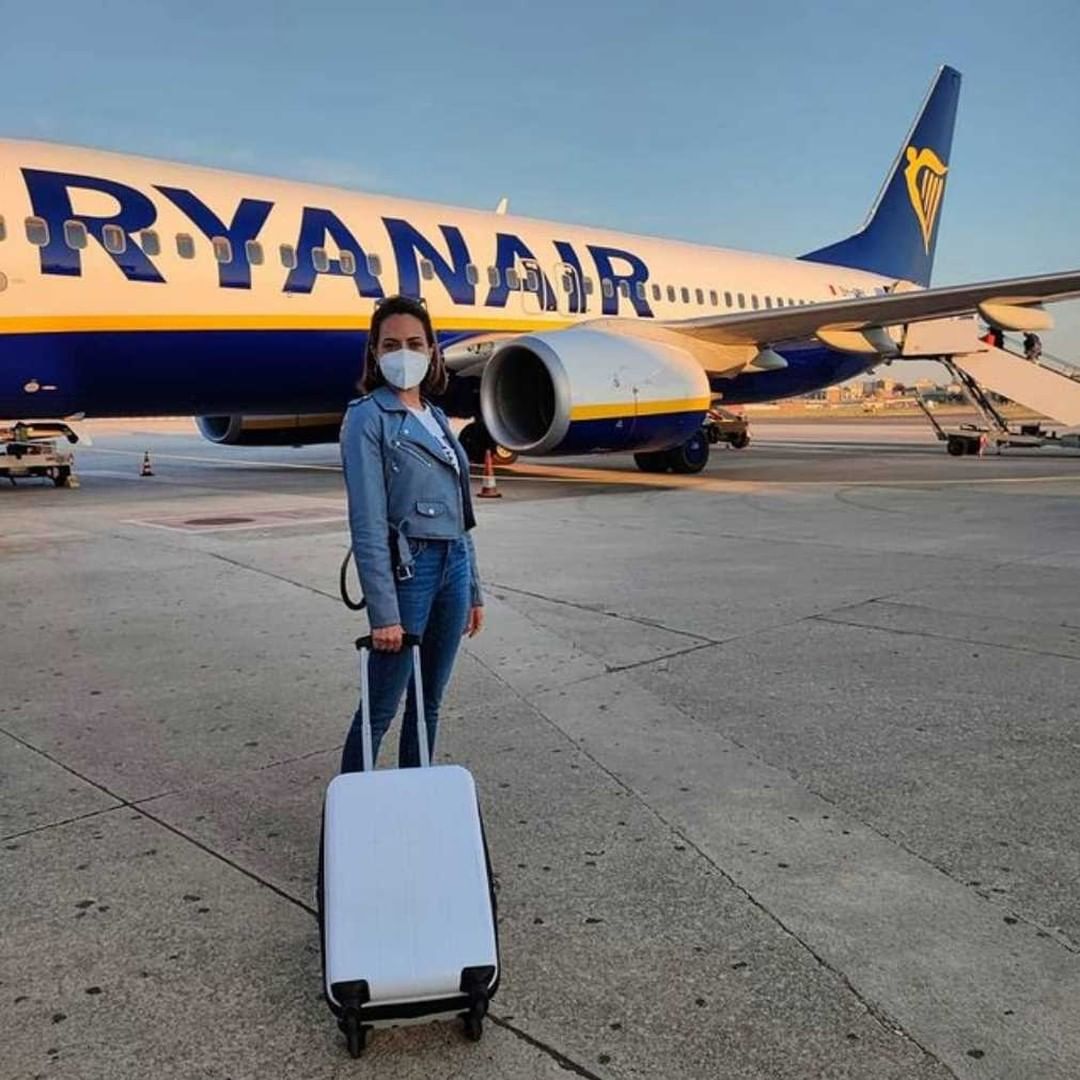 Ryanair_ES's tweet photo. La mascarilla te protege a ti y a quienes te rodean, ¡úsala durante todo el trayecto y disfruta de un vuelo seguro! 😷🛫🛬 ✅

Gracias a: mariachiaramarusja (IG) por demostrar que es posible volar segura (y con estilo) 😷💙🤍✌🏼 

#healthyflying #ryanairstories https://t.co/twcQttKezP