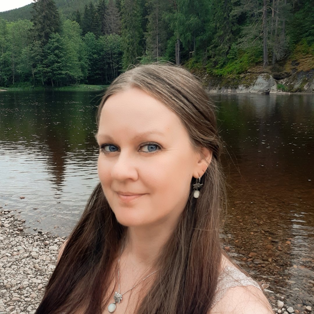 God midtsommer!! 💐😊

Naturen er helt fantastisk nå, så jeg har tatt meg en liten og velfortjent pause nede ved elva. Og lurer på hvordan jeg skal feire i kveld. 🧚‍♀️😁

Markerer du midtsommer? 😊