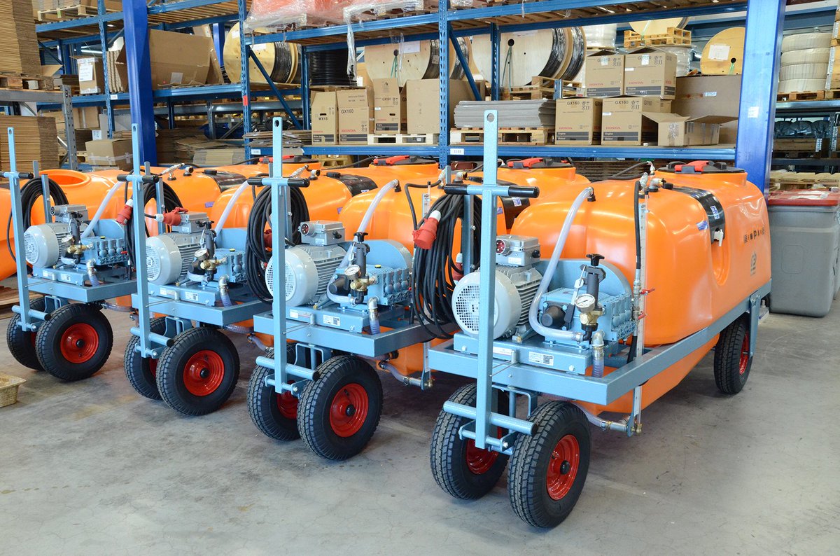 EmpasBV's tweet photo. Our machines find their way all over the world. These machines are exported to China by Royal Brinkman, the popular 1000 liter Georgia with hand reel including 50 meters of hose and 30 meters of cable! https://t.co/9dMt5ptpzD