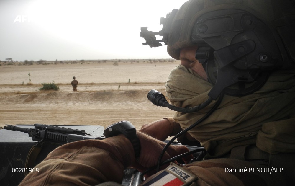 afpfr's tweet photo. Une voiture piégée a attaqué aujourd'hui un véhicule de #Barkhane à Gossi (centre du Mali), blessant des soldats de la force antijihadiste française au Sahel mais aussi des civils, a indiqué l'état-major français, confirmant des informations de responsables locaux #AFP https://t.co/ykWSEpfgL4