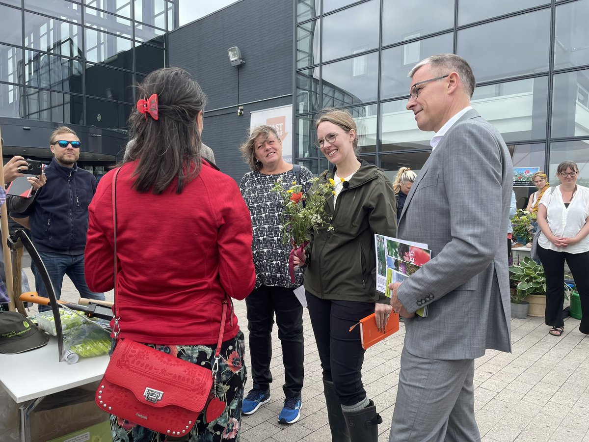 VILD bynatur: Miljøminister @leawermelin er nået til @roskildekommune, hvor borgmester <a href="/tomasbreddam/">Tomas Breddam</a> fortæller om kommunens VILDE samarbejde til fordel for biodiversiteten. Et privat/kommunalt samarbejde har allerede forvandlet en græsørken til levende bynatur 🦔 🏙 #dkvild