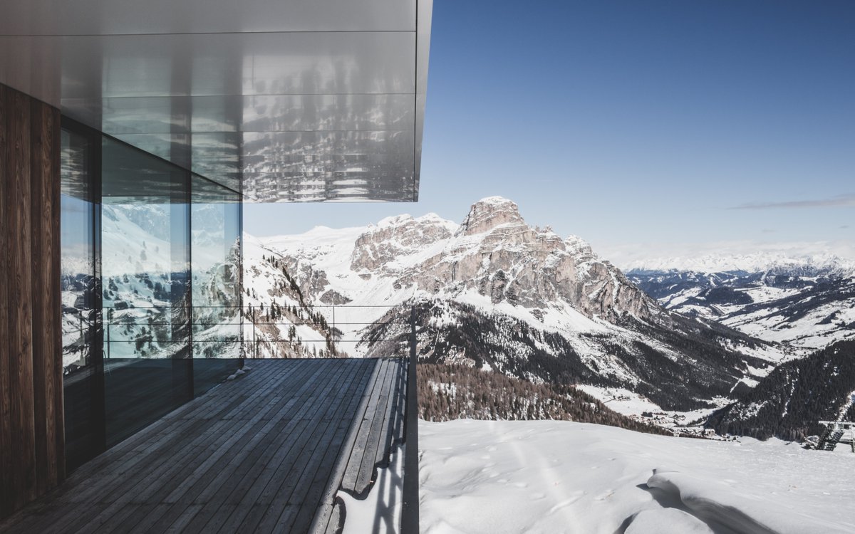 BolinWebb's tweet photo. Contemporary design merges with British manufacturing resulting in the ultimate gentleman’s grooming razor, the R1 Alpine Razor. - Classic white for a design conceived on the Alpine slopes. - Razor sharp’ in terms of aesthetics, ergonomics, and utility. https://t.co/a35EU34liH https://t.co/E9dIidfRpA