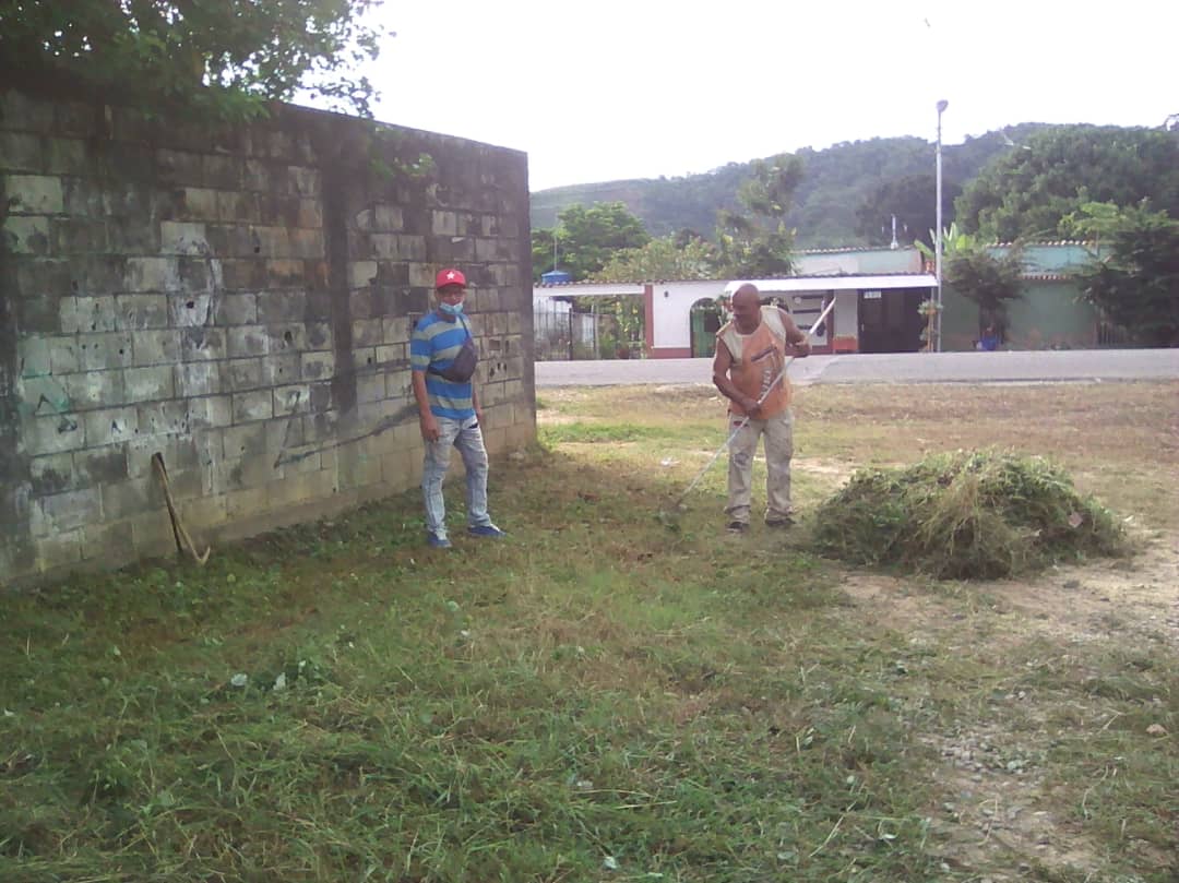 janet_araujo72's tweet photo. McpioMotatan desde muy temprano nuestras #Cuadrillas realizan limpieza en áreas del Sector #Jalisco a fin de despejar las #Vias. #Motatan #TierraDeHonorYProgrso @NicolasMaduro @dcabellor https://t.co/t76wygP9Bi
