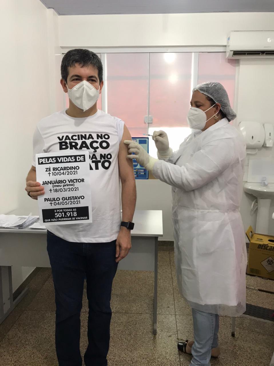 Randolfe Rodrigues 💉👓 on Twitter: "VACINA NO BRAÇO! Tomei a primeira dose  da vacina contra a COVID-19 e vou continuar lutando para que a vacina  chegue para todos os brasileiros. Felicidade define!