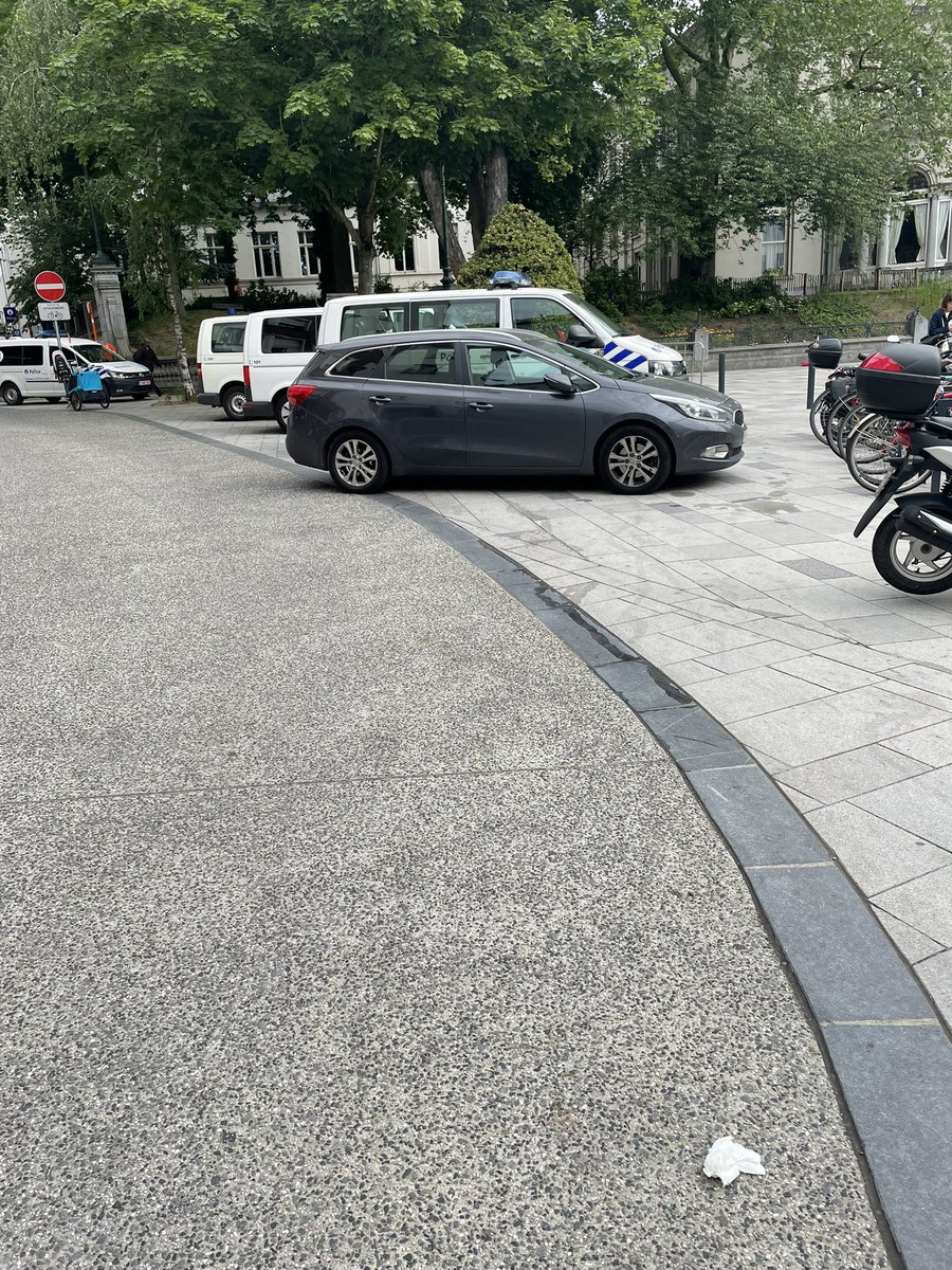 Deux jours différents, même chose. La place Fernand Cocq est devenue un parking pour la police? <a href="/Lixellois/">L'ixellois</a> <a href="/Ixelles_Elsene/">Ixelles Elsene</a> <a href="/zpz_polbru/">PolBru</a>