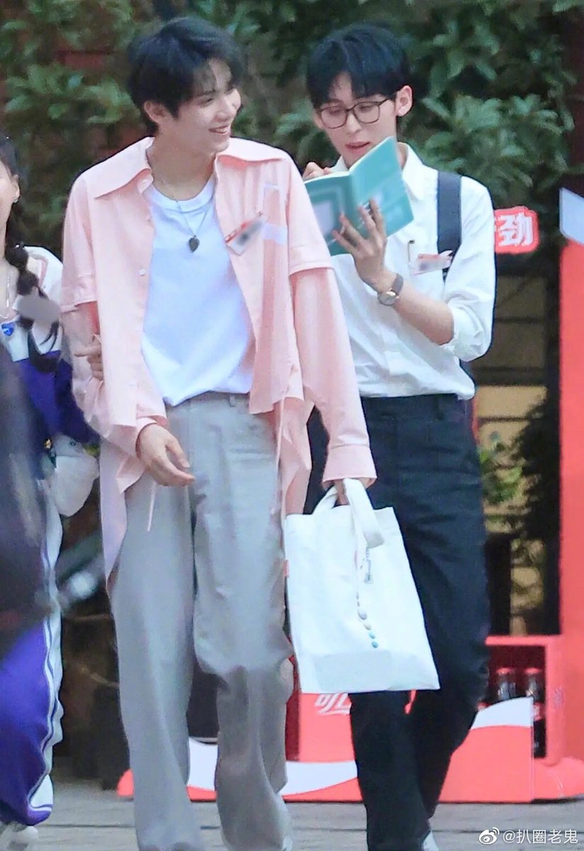 TrendingWeibo's tweet photo. #LuoYizhou and #TangJiuzhou spotted filming for a new variety show! 🎥

#罗一舟 #唐九洲 https://t.co/nqRs5wI7nd