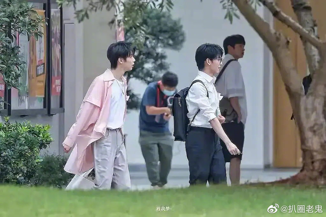 TrendingWeibo's tweet photo. #LuoYizhou and #TangJiuzhou spotted filming for a new variety show! 🎥

#罗一舟 #唐九洲 https://t.co/nqRs5wI7nd