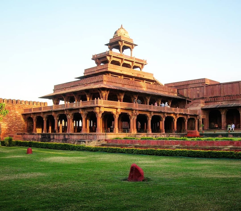 IndiaIncreible's tweet photo. Fatehpur Sikri es una población abandonada localizada a unos 30 kilómetros de Agra, la ciudad donde se encuentra el famoso Taj Mahal.

Nuestros clientes suelen visitar Fatehpur Sikri en el trayecto que se realiza desde la ciudad de Jaipur hasta Agra.

Vi… https://t.co/2tsDugis4d https://t.co/iAX2sLxWzT