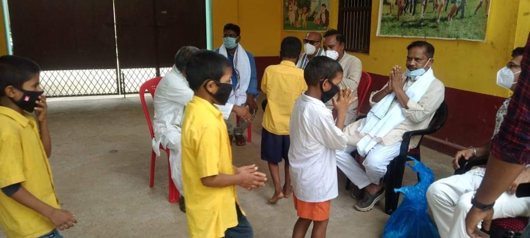 ଆଜି ମୋ ନିର୍ବାଚନ ମଣ୍ଡଳୀ ଖଡ଼ିପଦା ପଞ୍ଚାୟତ କାଞ୍ଜିଆପାଳ ମଠକୁ ଯାଇ ମାସ୍କ, ସାନିଟାଇଜର,ଅକ୍ସିମିଟର, ଇଂଫ୍ରାରେଡ଼ ଥର୍ମୋମିଟର ଓ ଶୁଖିଲା ଖାଦ୍ୟ ବଣ୍ଟନ କଲି।
<a href="/BJP4Odisha/">BJP Odisha</a>