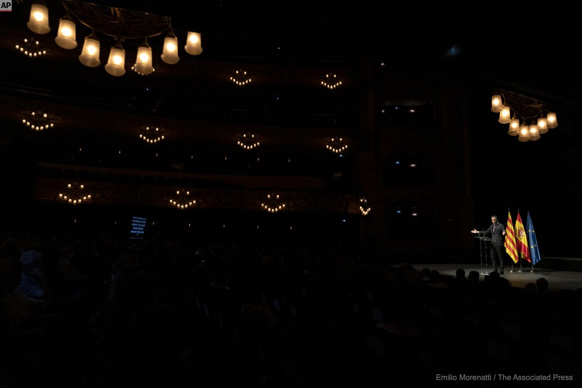 El presidente Español Pedro Sánchez pronucia un discurso en el Gran Teatre del  Liceu donde ha confirmado que aprobará este martes los indultos a los nueve presos del procés que aún tienen condena por cumplir.