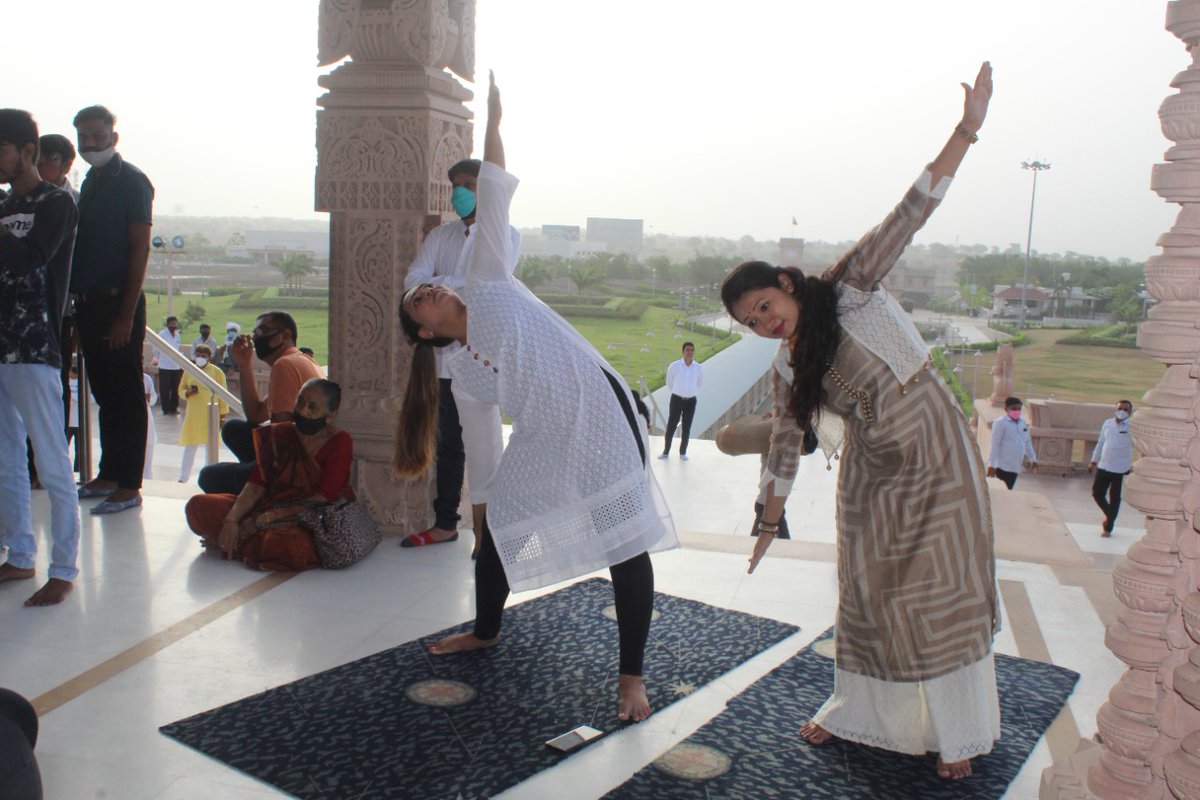 YogitaPofficial's tweet photo. Celebrating “World Music Day” & “World Yoga Day” at Khodaldham, Kagvad.
.
.
#WorldMusicDay #WorldYogaDay
#patelyogita #Song #Video #Like #Music #Singer #Live #Gujarat #yogitapatelofficial #yogitapatel #gujaratialbum #gujaratisong #dayro #Gujratidayro #santvani #artist https://t.co/AxXhcqItJ9