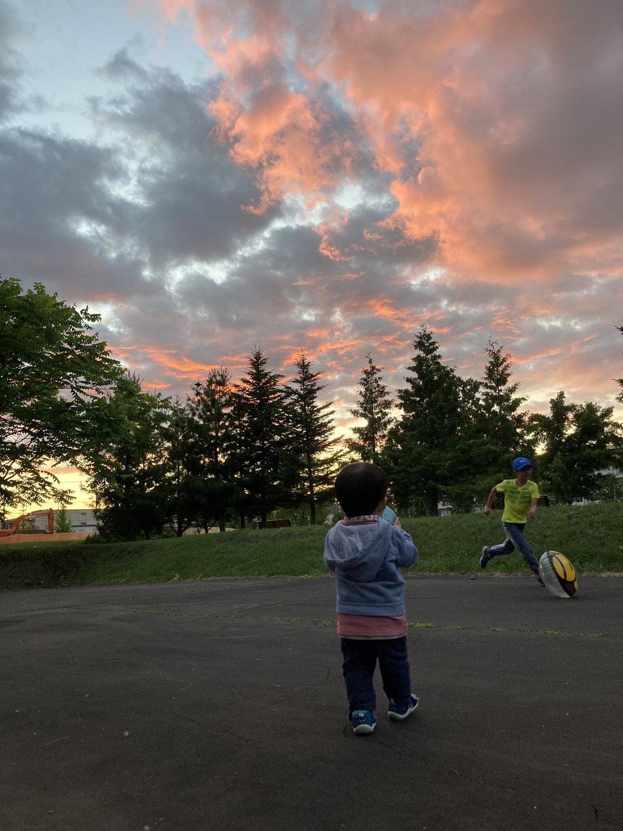 F40963820's tweet photo. 夏至だから、19時でもまだ17時くらいの明るさ😯小4おいっ子と1歳息子とで遊んでいました。 https://t.co/UeOmL7ku4V