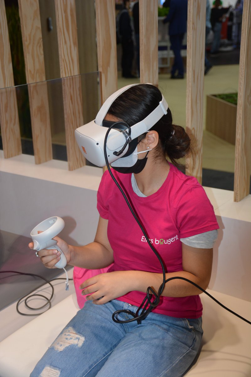 Ellesbougent's tweet photo. Merci à nos marraines @renaultgroup @EDFofficiel @SAFRAN @Orange_France @RATPgroup et @Veolia_FR  d'avoir mis des étoiles dans les yeux des collégiennes à #VivaTech 2021 samedi dernier !🤩 Peut-être de futures ingénieures et techniciennes dans la #tech 💪
#womenintech @VivaTech https://t.co/5z5abABD7c