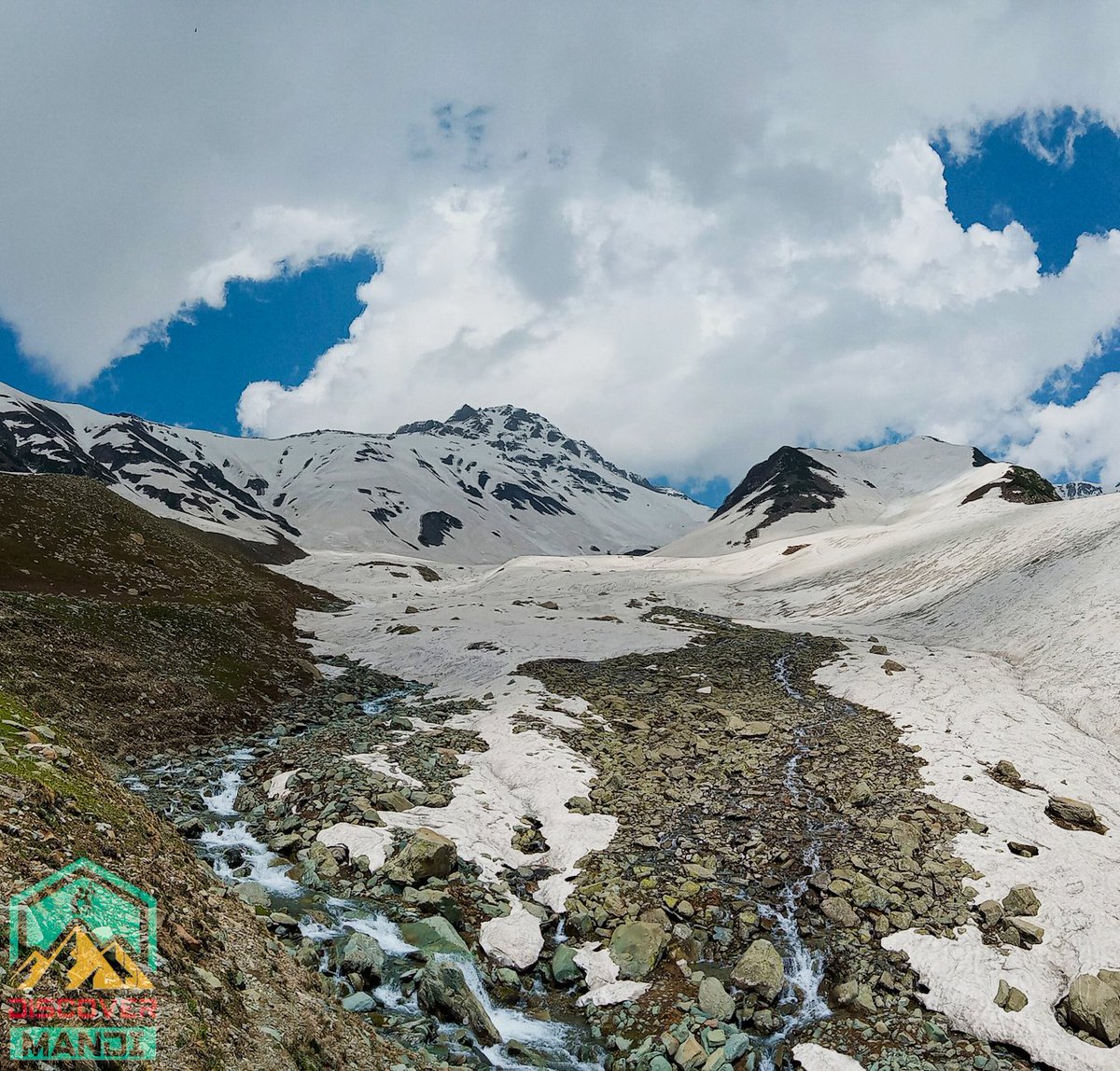 hikewithnomad's tweet photo. A fresh coat of snow makes the world look like it’s covered in glitter

Place:sari mangyana 
Click by:@lonewaseem01

Best to be explore 

Follow us 

#discovermandi #jktourismofficial #JKmandi #jkmandiunexplored #jktourism #poonch #poonchunexplored #jk https://t.co/b2obQ2oI66