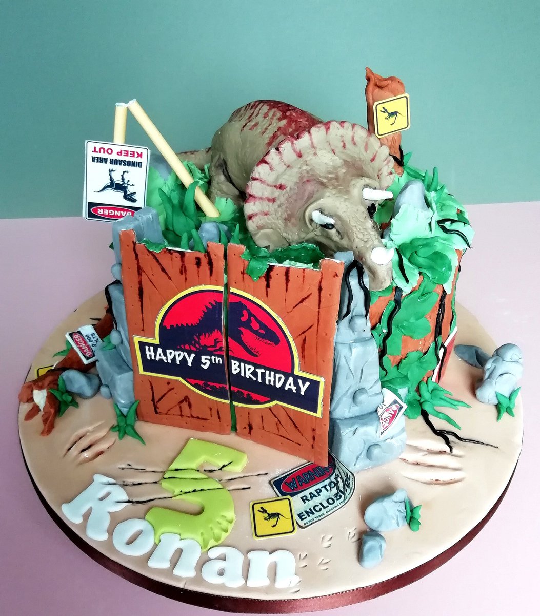 Lovely Jurassic Park themed birthday cake for Ronan's fifth <a href="/JurassicWorld/">Jurassic World</a> <a href="/JurassicPark2go/">Jurassic Park Updates</a> <a href="/extremecakes/">Nicole Marinho</a> #extremecakes