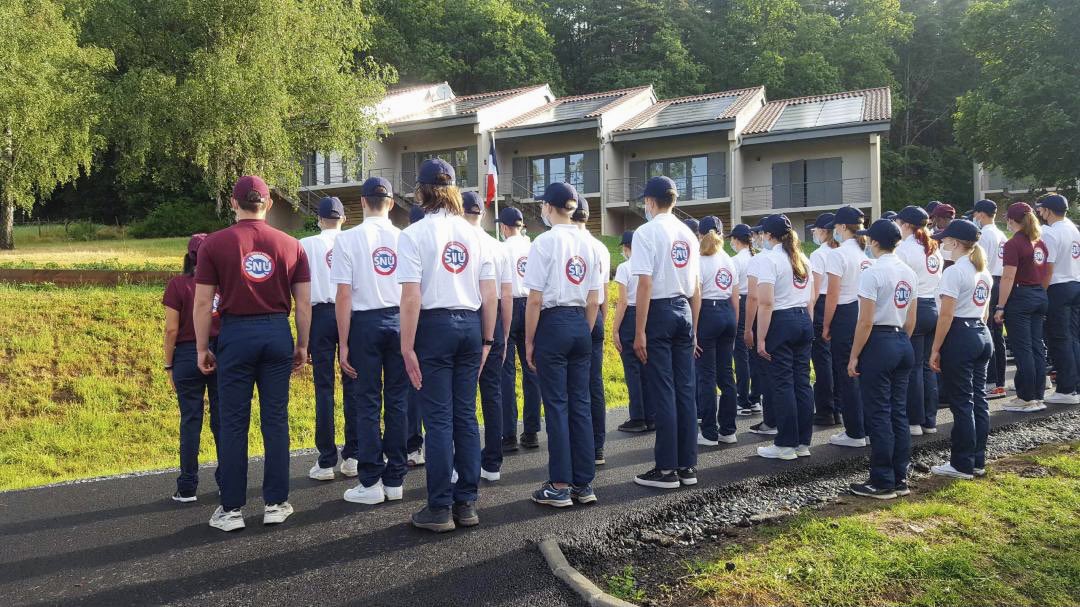 prefetrhone's tweet photo. A St-Martin-en-Haut, le préfet Pascal MAILHOS a accueilli les volontaires du #SNU qui débutent leur séjour de cohésion. 
🎯 objectif : développer une culture de l’engagement et de la cohésion en veillant au brassage social et territorial. https://t.co/g7rzTC2Wum