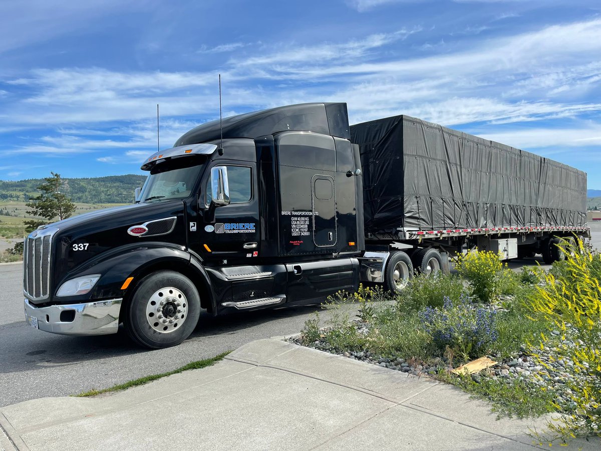 BriereProd's tweet photo. Did you know Briere Transportation hauls general freight in addition to show freight? #trucking #carrier #peterbilt #generalfreight #showfreight #tourtransportation #flatdeck #briereproductiongroup #brieretransportation https://t.co/qg8wqjtTlj