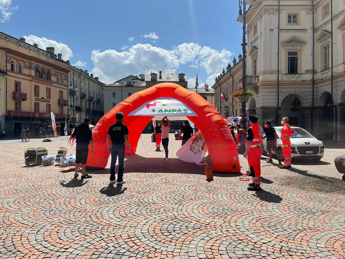 Anpasnazionale's tweet photo. 📍Siamo ad Aosta in Piazza Emile Chanoux per allestire la settima tappa del tour #GuidaXBene con i volontari #Anpas @vds_vda 

Foto @PaulTacchino https://t.co/L4Ic2g9Vpr