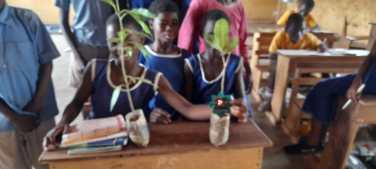 _LING_project's tweet photo. It was awesome working with trs and stu at Kpanvo Presby Sch,not only did we get to test soil samples using #SMART GARDEN, it offers stu the opportunity to nurse plants with test results to guide parents to improve on yields. Sending gratitude to Headtr 4 hosting us & #STEMPUNKS https://t.co/VGnyqXjTtO