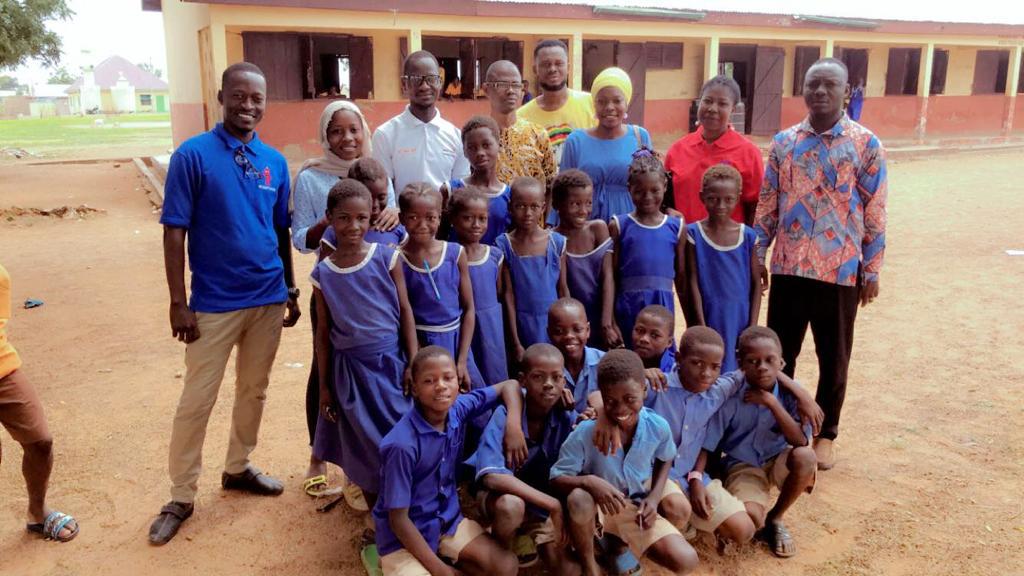 _LING_project's tweet photo. It was awesome working with trs and stu at Kpanvo Presby Sch,not only did we get to test soil samples using #SMART GARDEN, it offers stu the opportunity to nurse plants with test results to guide parents to improve on yields. Sending gratitude to Headtr 4 hosting us & #STEMPUNKS https://t.co/VGnyqXjTtO