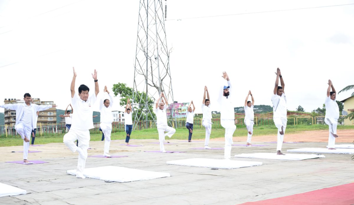 BSF_Meghalaya's tweet photo. Celebrating the spirit of happy and healthy life, on #InternationalYogaDay ,@BSF_Meghalaya organized #yoga camps for troops and their families in all its campuses and BOPs in #Meghalaya.
#YogaForWellness
#YogaWithBordermen https://t.co/eic0nyoo2U