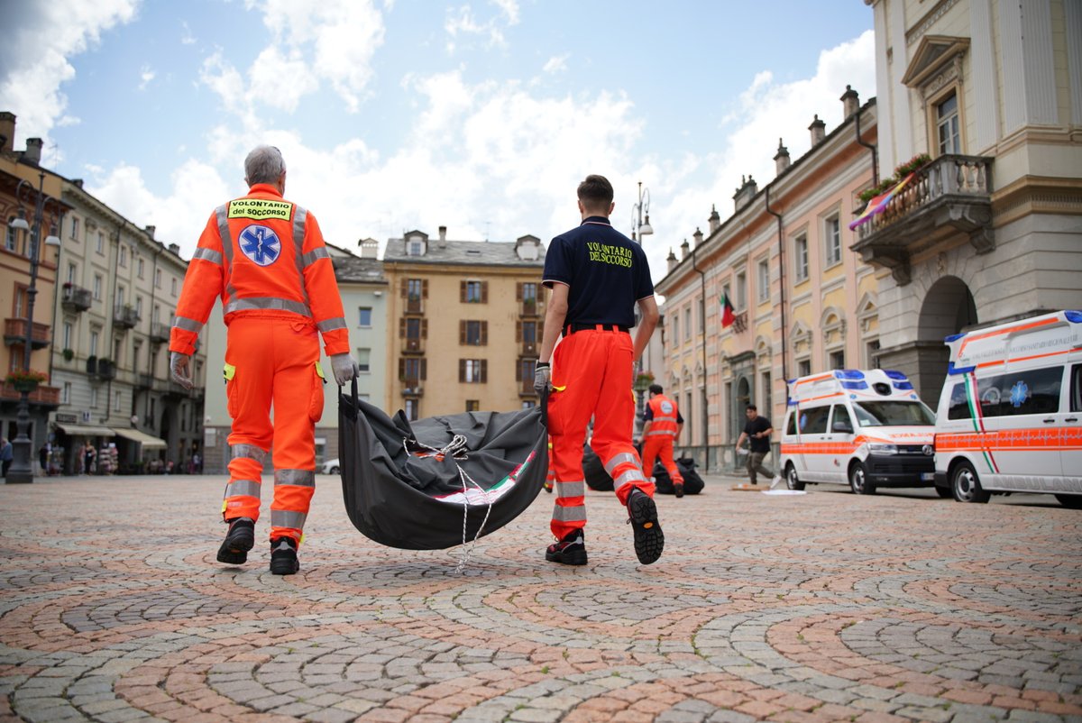 Anpasnazionale's tweet photo. 📍Siamo ad Aosta in Piazza Emile Chanoux per allestire la settima tappa del tour #GuidaXBene con i volontari #Anpas @vds_vda 

Foto @PaulTacchino https://t.co/L4Ic2g9Vpr