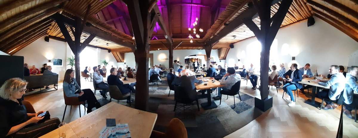 Yes, het mag weer! Aanwezig bij de Haringparty <a href="/BOVeenendaal/">BOVeenendaal</a>. Voorzitter <a href="/gvalkenburg/">Gerrit Valkenburg</a> trapt af met het uitreiken van de zilveren haring.